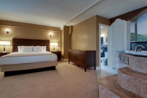 นิคเกอร์บ็อคเกอร์ ออน เดอะ เลค (Knickerbocker on the Lake) near พิพิธภัณฑ์ศิลปะการตกแต่ง วิลล่าเทอร์เรซ