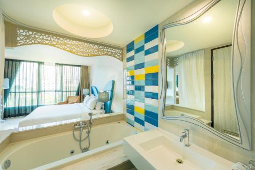 room detail thumbnail 2