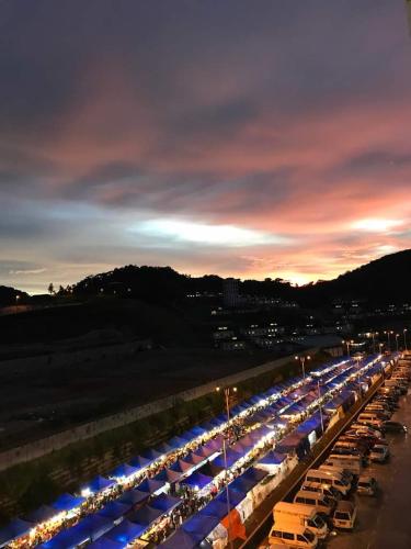 Golden Hill 1 Room Apt at Night Market Golden Hill Apt at Pasar Malam is a popular choice amongst travelers in Cameron Highlands, whether exploring or just passing through. Offering a variety of facilities and services, the property provid