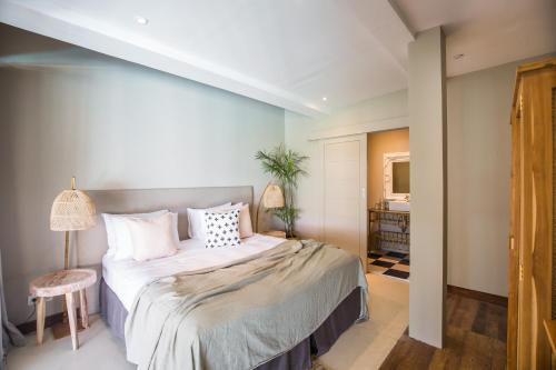 Double Room with Pool View image 2