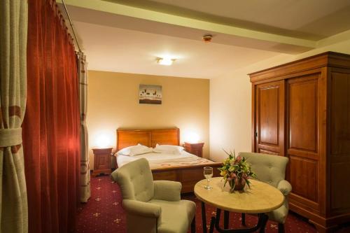 . Red Hotel