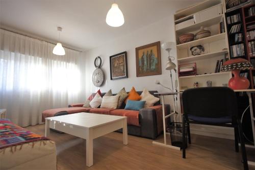  Bonito apart. con PARKING Y PISCINA, Pension in Mairena del Aljarafe