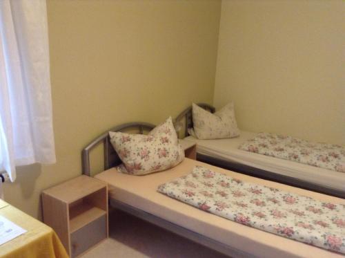 2 twin beds