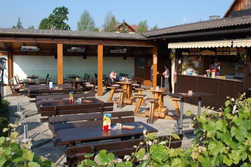 Restoran, Ferienwohnungen Petschnig 1 in Drobollach am Faakersee