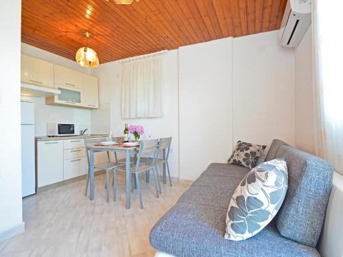  Apartment Milka.2 in Brodarica