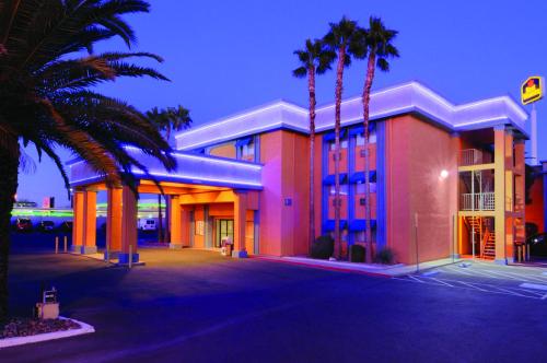 貝斯特韋斯特麥卡倫酒店 (Best Western McCarran Inn) in 大道以東地帶