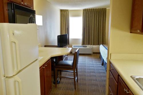 Kitchen, Extended Stay America Select Suites - Dallas - Richardson in Richardson
