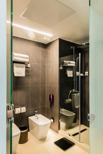 128420854 Icon Hotel