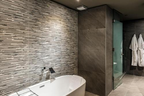 128422827 Icon Hotel