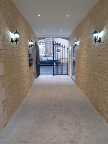 مدخل, Hotel Le Saint Patrice in Bayeux City Center