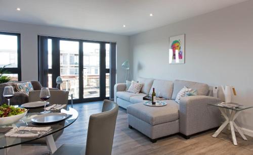 Cotels at 7Zero1 Serviced Apartments - Modern Apartments, Superfast Broadband, Free Parking, Centrally Located - Milton Keynes