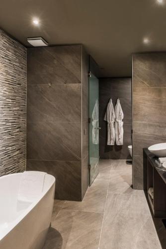 128454732 Icon Hotel