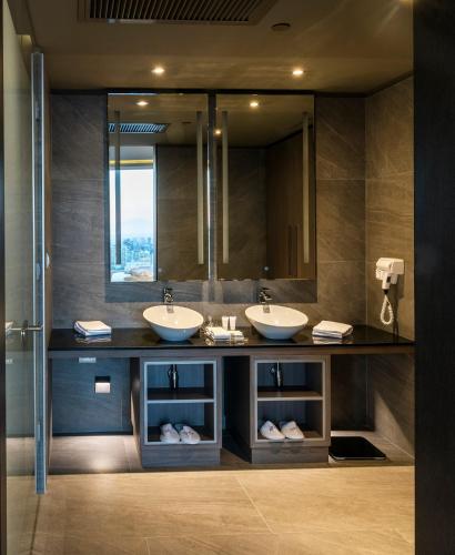 128454758 Icon Hotel