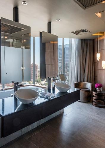 128454772 Icon Hotel