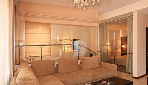 1 queen bed, 1 sofa bed