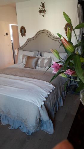 1 king bed, 1 twin bed