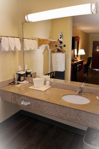 Days Inn by Wyndham Jacksonville NC - image 6