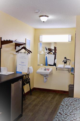 Days Inn by Wyndham Jacksonville NC - image 9