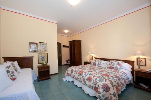 1 queen bed, 1 twin bed