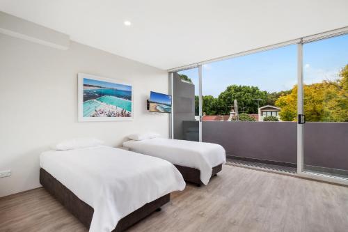 Bondi Beach Studio King Suite + Balcony - image 5