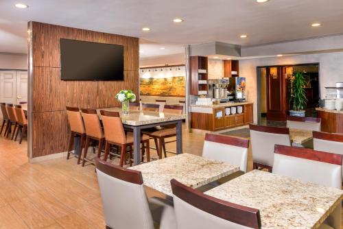Ayres Suites Yorba Linda/Anaheim Hills - image 3