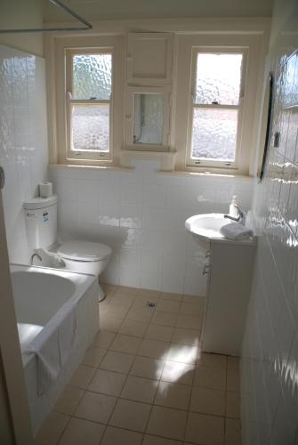 Accommodation Sydney Rockdale - 2 Bdr Pet Friendly Budget Apartment - image 8