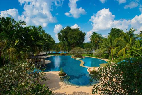 Zwembad, Dheva Mantra Resort (SHA Certified) in Kanchanaburi