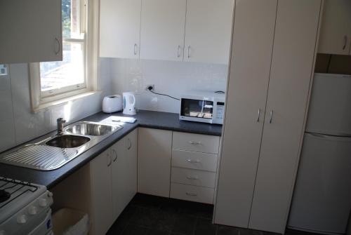 Accommodation Sydney Rockdale - 2 Bdr Pet Friendly Budget Apartment - image 13