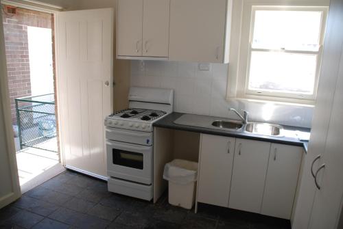 Accommodation Sydney Rockdale - 2 Bdr Pet Friendly Budget Apartment - image 4