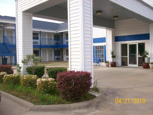 American Inn and Suites White Hall – White Hall, AR