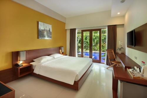 Superior Room with Pool Access image 4