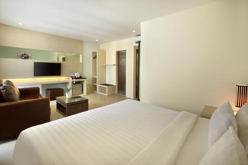 Deluxe Double Room image 2