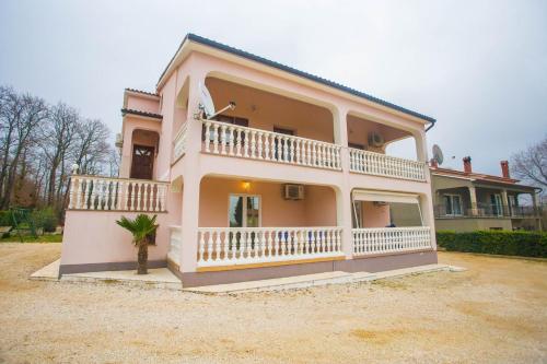  Apartment Koraca, Unterkunft in Kirmenjak