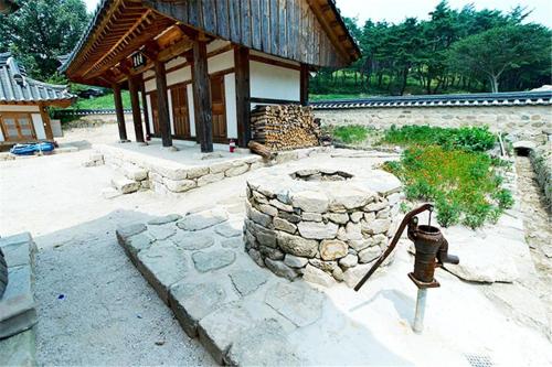 Dobong Seodang Dobong Seodang is conveniently located in the popular Gyeongju City Center area. The property offers a high standard of service and amenities to suit the individual needs of all travelers. Service-min