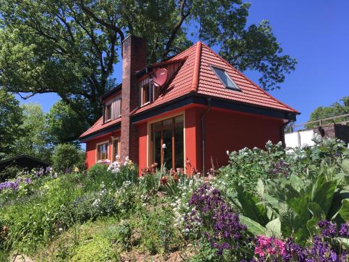 Kleine Villa im wilden Garten