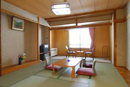 Shiga No Yu Hotel Set in a prime location of Nagano, Shiga No Yu Hotel puts everything the city has to offer just outside your doorstep. The property offers a wide range of amenities and perks to ensure you have a grea