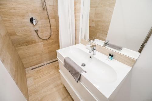 The Lion's Loft Apartment - 4BR & 3BA - Terrace - AC, Budapešť (fotografie 6)