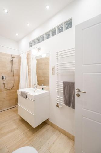 The Lion's Loft Apartment - 4BR & 3BA - Terrace - AC, Budapešť (fotografie 7)