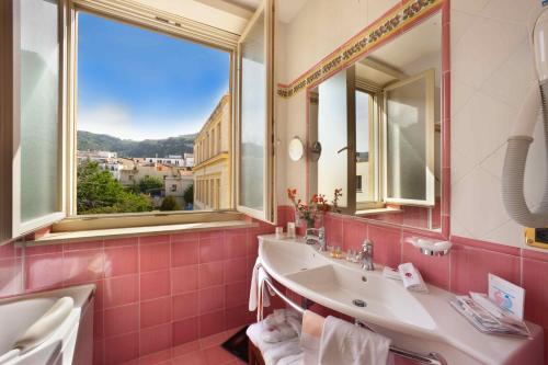 Junior Suite with Partial Sea View image 6