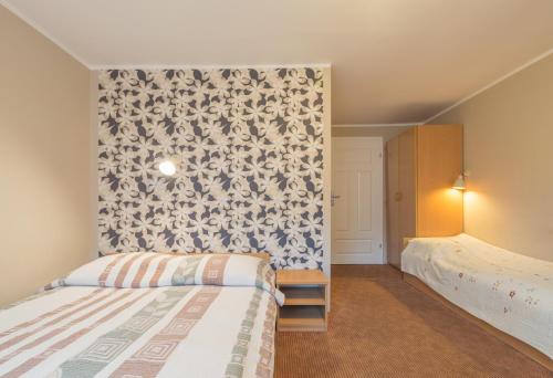 3 twin beds