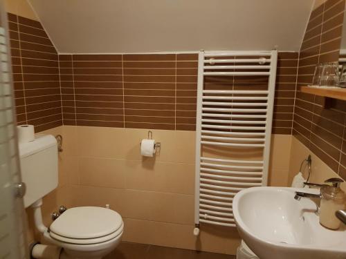 Bathroom, Amaretto Szallas in Miskolc