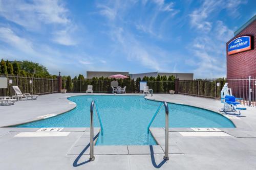 Howard Johnson by Wyndham Evansville East - image 3