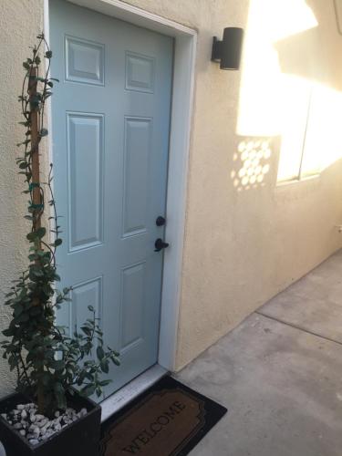 Charming Valley Village Guesthouse Permit # HSR two three zero zero 2794 in North Hollywood, USA