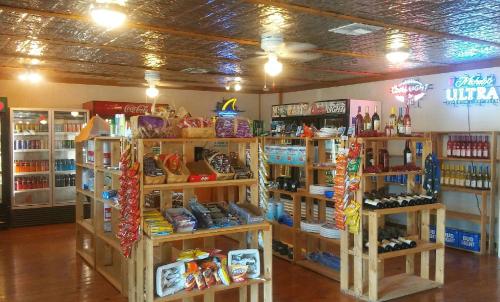 Top of the Hill RV Resort & Cabins - 상점