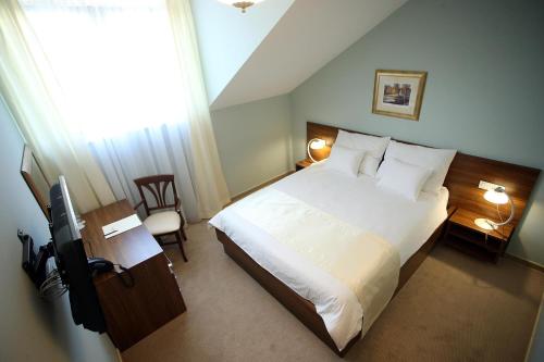 Hotel Maroon – Zagreb, NY