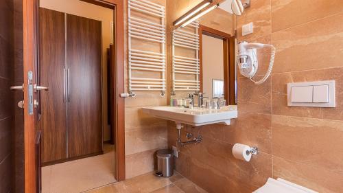 Hotel Maroon – Zagreb, NY
