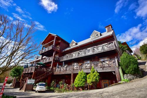 Beverly B&B, Renai