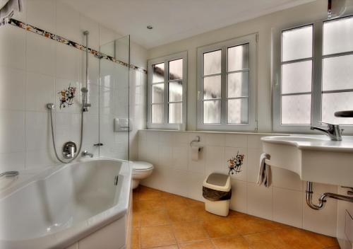 ห้องน้ำ, Landgasthof Hirsch in เรมชาลเดิน