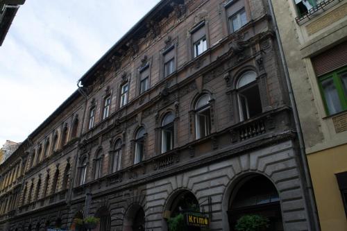 Kazinczy At Szimpla Apartment - image 3