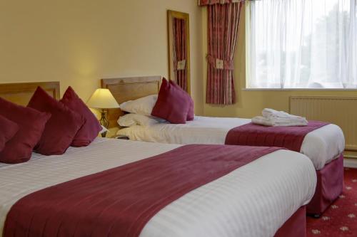 1 queen bed, 1 twin bed